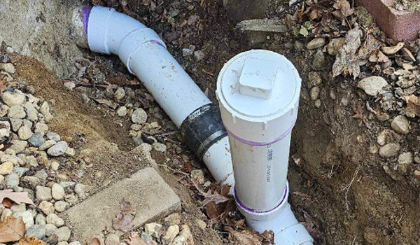 repair Plumbing pipes in a dirt trench