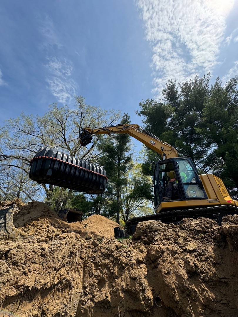 IMG_7075 Excavator lowers a septic tank